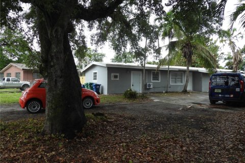 House in Miami, Florida 6 bedrooms, 121.79 sq.m. № 2001445 - photo 3