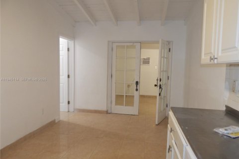 House in Miami, Florida 6 bedrooms, 121.79 sq.m. № 2001445 - photo 9