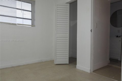 House in Miami, Florida 6 bedrooms, 121.79 sq.m. № 2001445 - photo 18