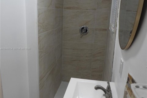 House in Miami, Florida 6 bedrooms, 121.79 sq.m. № 2001445 - photo 14