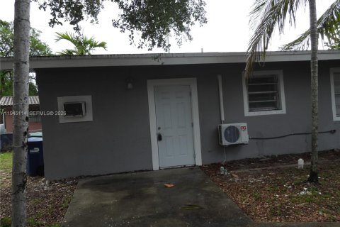 House in Miami, Florida 6 bedrooms, 121.79 sq.m. № 2001445 - photo 4