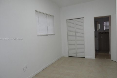 House in Miami, Florida 6 bedrooms, 121.79 sq.m. № 2001445 - photo 16