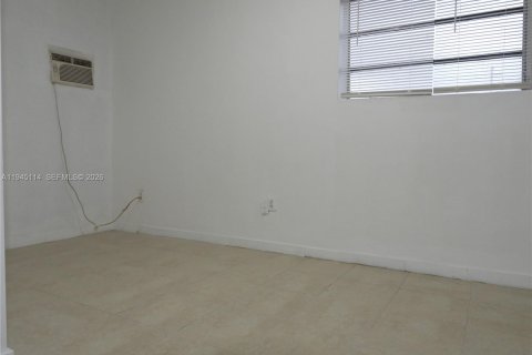 House in Miami, Florida 6 bedrooms, 121.79 sq.m. № 2001445 - photo 17