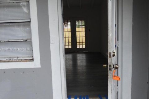 House in Miami, Florida 6 bedrooms, 121.79 sq.m. № 2001445 - photo 19