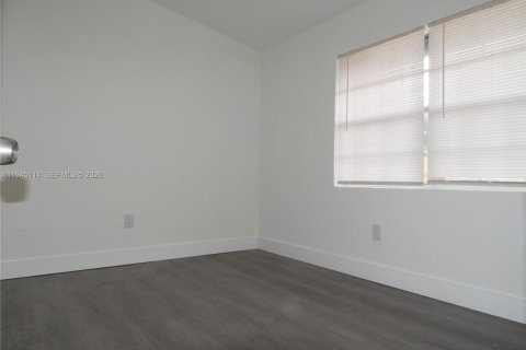 House in Miami, Florida 6 bedrooms, 121.79 sq.m. № 2001445 - photo 27