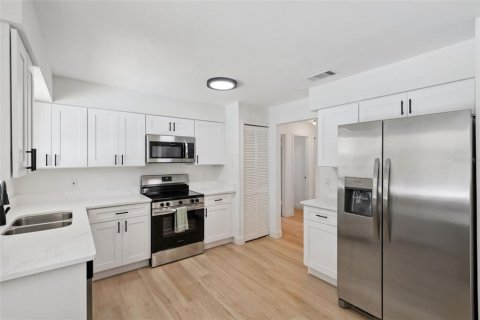 House in Casselberry, Florida 3 bedrooms, 130.99 sq.m. № 2425570 - photo 8