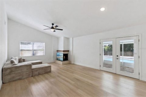 House in Casselberry, Florida 3 bedrooms, 130.99 sq.m. № 2425570 - photo 4