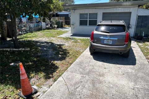 Casa en venta en Hialeah, Florida, 5 dormitorios, 179.67 m2 № 1980874 - foto 2