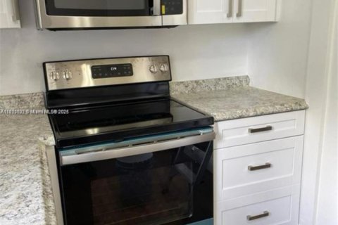 Casa en venta en Hialeah, Florida, 5 dormitorios, 179.67 m2 № 1980874 - foto 5