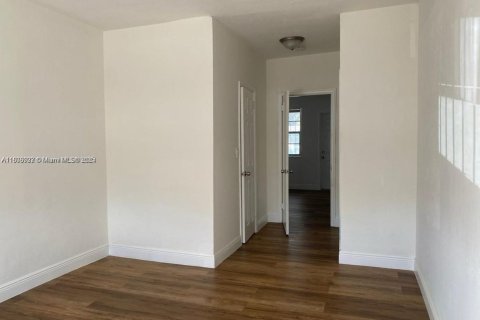 Casa en venta en Hialeah, Florida, 5 dormitorios, 179.67 m2 № 1980874 - foto 9