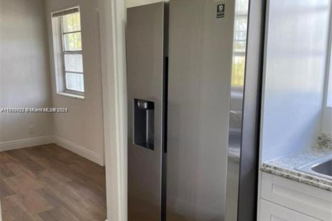 Casa en venta en Hialeah, Florida, 5 dormitorios, 179.67 m2 № 1980874 - foto 7