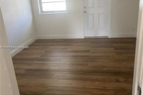 Casa en venta en Hialeah, Florida, 5 dormitorios, 179.67 m2 № 1980874 - foto 3