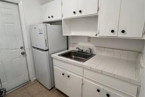 Снять в аренду виллу или дом в Норт-Майами-Бич, Флорида 444.82м2, № 2005750 - фото 4