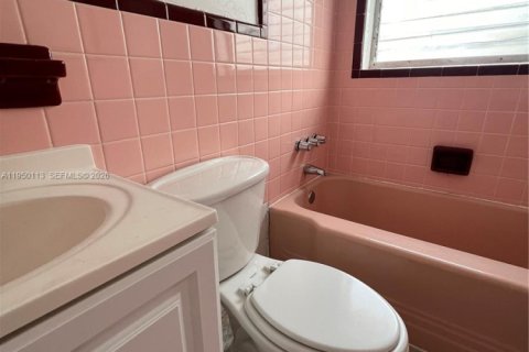 Снять в аренду виллу или дом в Норт-Майами-Бич, Флорида 444.82м2, № 2005750 - фото 9