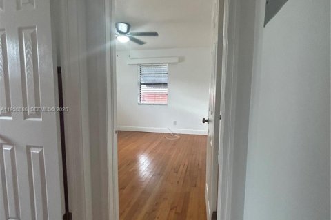 House in Hollywood, Florida 2 bedrooms № 1995773 - photo 10