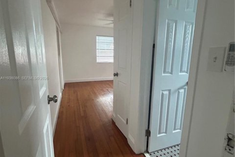 House in Hollywood, Florida 2 bedrooms № 1995773 - photo 11