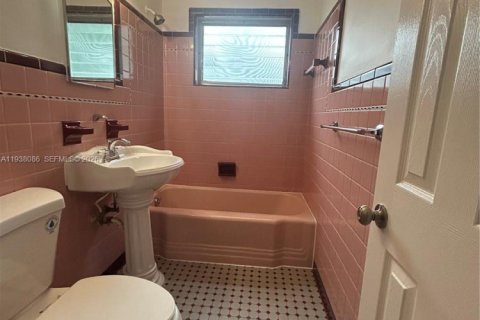 House in Hollywood, Florida 2 bedrooms № 1995773 - photo 9