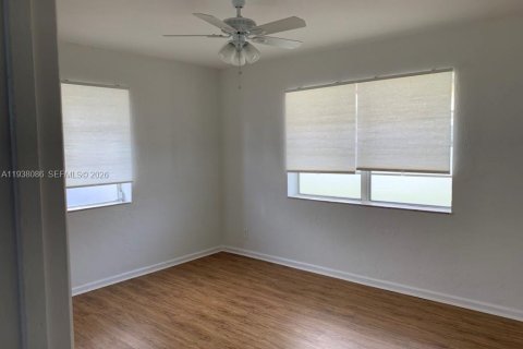 House in Hollywood, Florida 2 bedrooms № 1995773 - photo 2