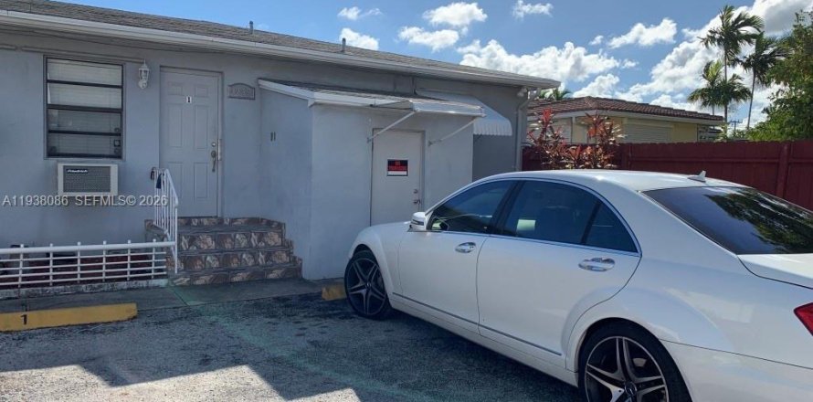 House in Hollywood, Florida 2 bedrooms № 1995773