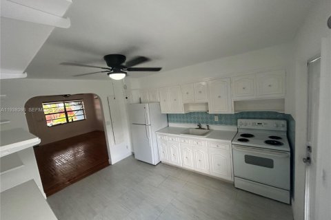 House in Hollywood, Florida 2 bedrooms № 1995773 - photo 4