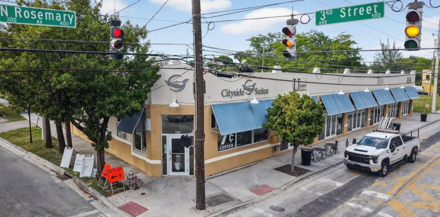 Commercial property in West Palm Beach, Florida № 2082150