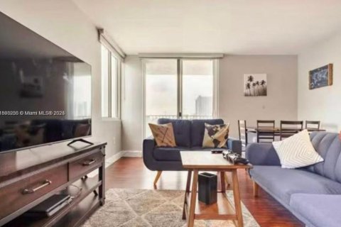 Condominio en alquiler en Miami, Florida, 2 dormitorios, 84.91 m2 № 1949451 - foto 1
