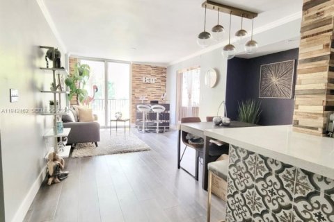 Condo in Fort Lauderdale, Florida, 2 bedrooms  № 1999965 - photo 3