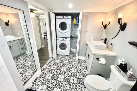 Condo in Fort Lauderdale, Florida, 2 bedrooms  № 1999965 - photo 17