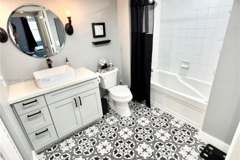 Condo in Fort Lauderdale, Florida, 2 bedrooms  № 1999965 - photo 15