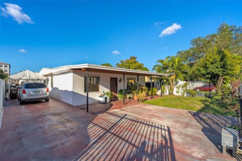 Casa en venta en Hialeah, Florida, 3 dormitorios, 138.24 m2 № 2026863 - foto 3