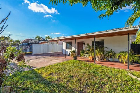 Casa en venta en Hialeah, Florida, 3 dormitorios, 138.24 m2 № 2026863 - foto 2
