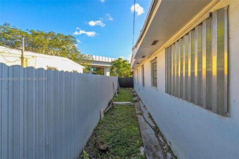 Casa en venta en Hialeah, Florida, 3 dormitorios, 138.24 m2 № 2026863 - foto 21