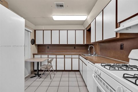 Casa en venta en Hialeah, Florida, 3 dormitorios, 138.24 m2 № 2026863 - foto 10