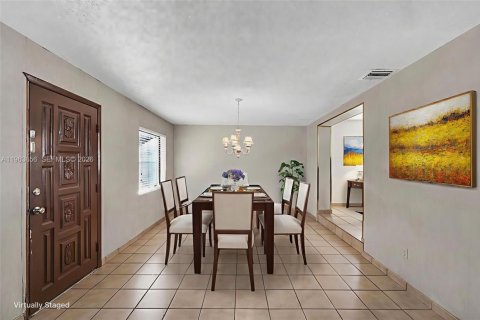 Casa en venta en Hialeah, Florida, 3 dormitorios, 138.24 m2 № 2026863 - foto 7