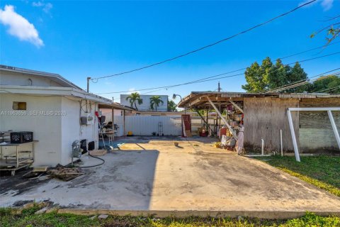 Casa en venta en Hialeah, Florida, 3 dormitorios, 138.24 m2 № 2026863 - foto 19