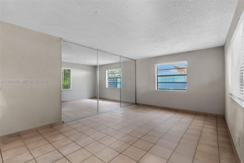Casa en venta en Hialeah, Florida, 3 dormitorios, 138.24 m2 № 2026863 - foto 8