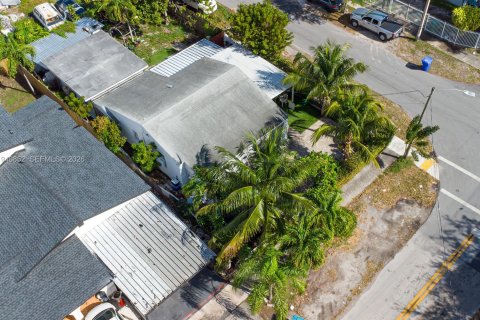 Casa en venta en Miami, Florida, 3 dormitorios, 135.82 m2 № 2000420 - foto 4