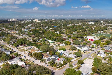 Casa en venta en Miami, Florida, 3 dormitorios, 135.82 m2 № 2000420 - foto 2