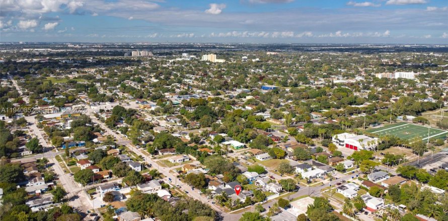 Casa en Miami, Florida 3 dormitorios, 135.82 m2 № 2000420