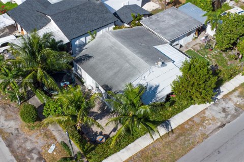 Casa en venta en Miami, Florida, 3 dormitorios, 135.82 m2 № 2000420 - foto 3