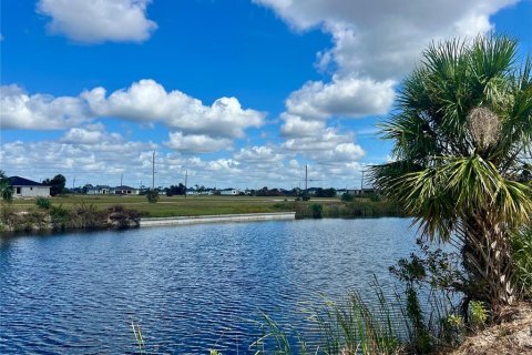 Land in Cape Coral, Florida № 1026031 - photo 2