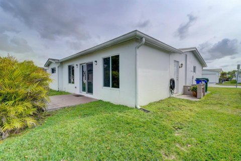 House in Margate, Florida 2 bedrooms, 106 sq.m. № 1031398 - photo 1
