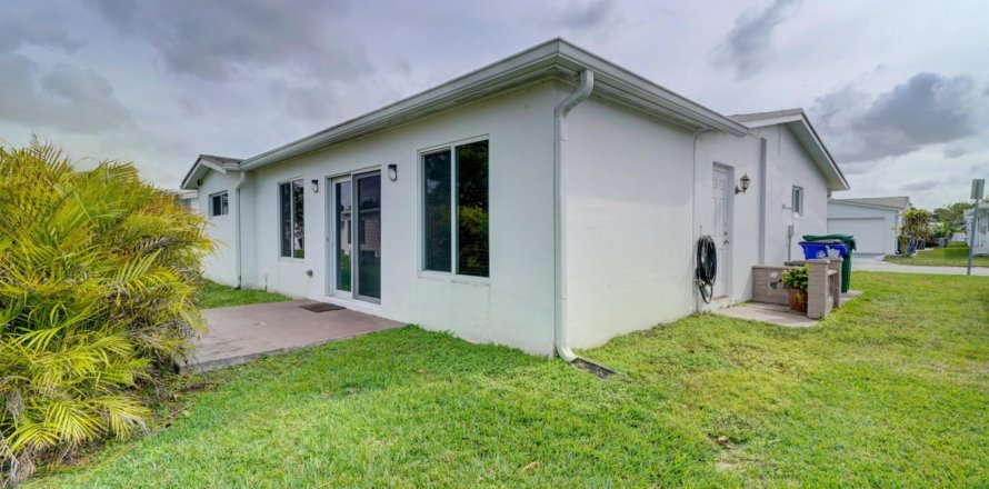 House in Margate, Florida 2 bedrooms, 106 sq.m. № 1031398