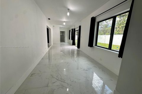 Купить виллу или дом в Форт-Лодердейл, Флорида 5 спален, 290.23м2, № 1969543 - фото 16