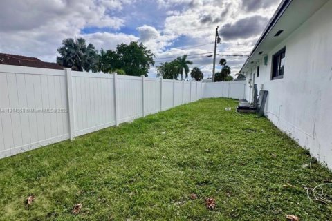 Купить виллу или дом в Форт-Лодердейл, Флорида 5 спален, 290.23м2, № 1969543 - фото 20