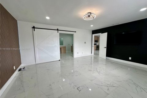 Купить виллу или дом в Форт-Лодердейл, Флорида 5 спален, 290.23м2, № 1969543 - фото 12