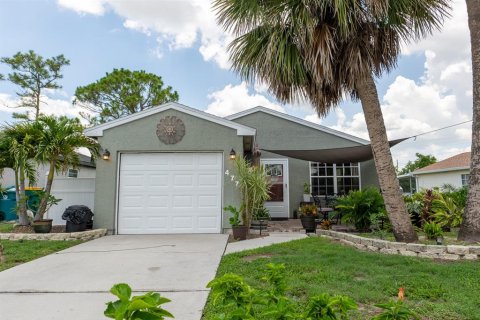 House in Port Charlotte, Florida 3 bedrooms, 96.43 sq.m. № 2092563 - photo 2
