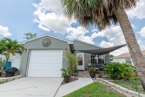 Casa en Port Charlotte, Florida 3 dormitorios, 96.43 m2 № 2092563