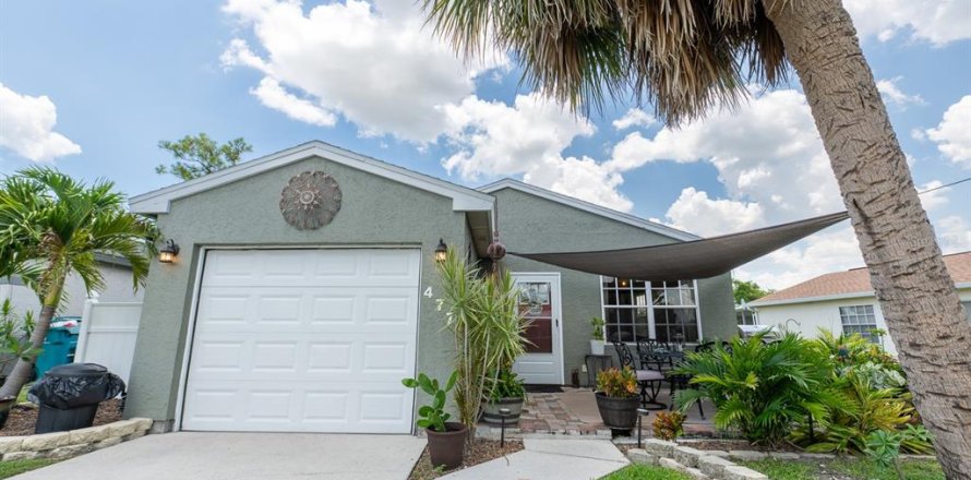 House in Port Charlotte, Florida 3 bedrooms, 96.43 sq.m. № 2092563