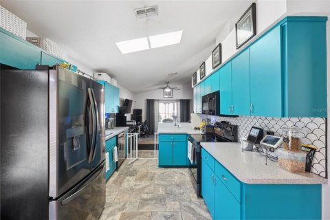 House in New Port Richey, Florida 3 bedrooms, 148.18 sq.m. № 1415894 - photo 14